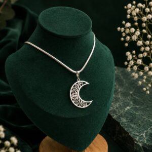 Dije Media Luna Calada Con Detalles Ornamentales