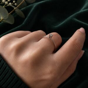 Anillo Solitario Elevado Delicado con Circonia